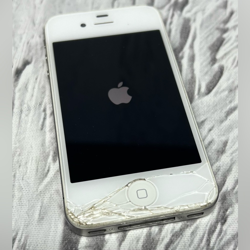 For Parts As-Is Apple iPhone 4s A1387 White Broken Screen And Back